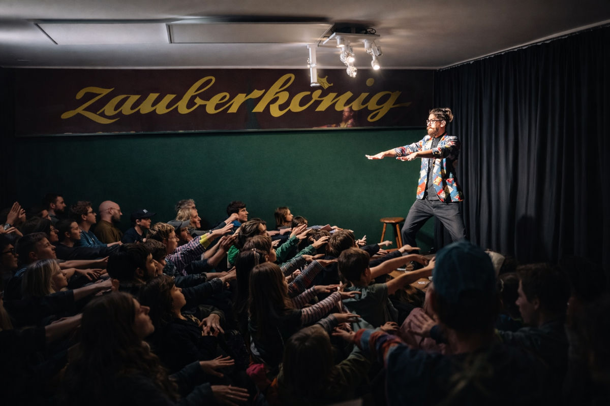 Ramiro Vides performing