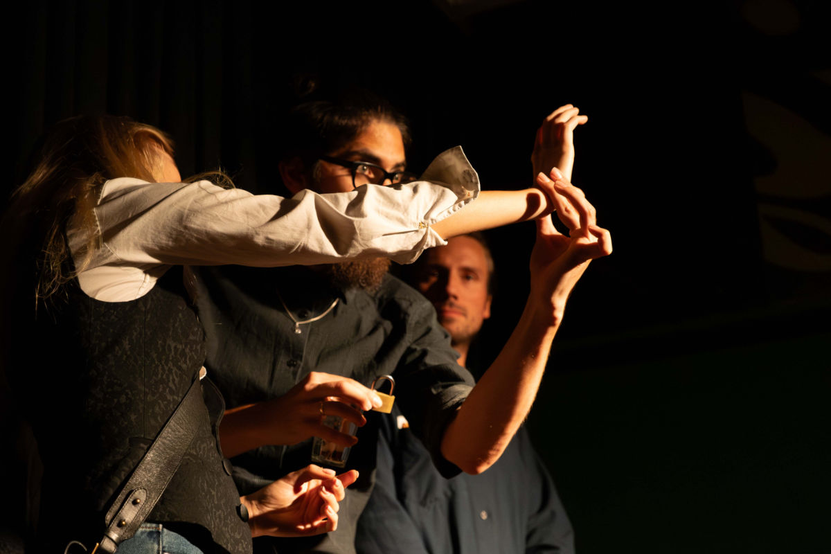 Ramiro Vides performing